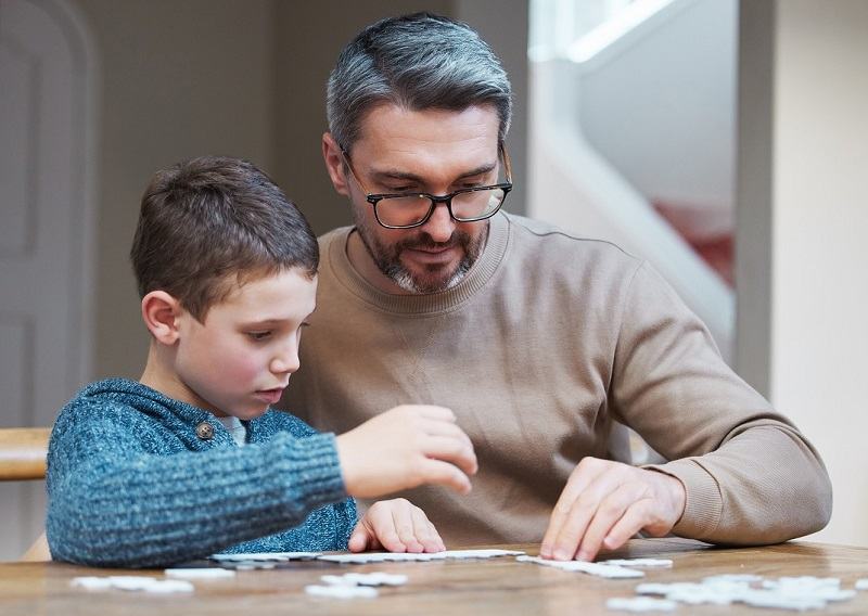 Rolul adultului in jocul copilului: Cand sa participi si cand sa lasi copilul sa preia initiativa